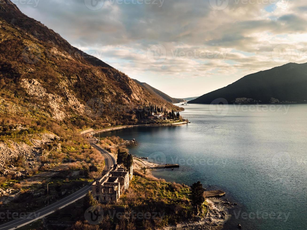 monastero di banja sulla riva della baia di kotor, mare adriatico, tra le città di risan e perast, in montenegro. foto