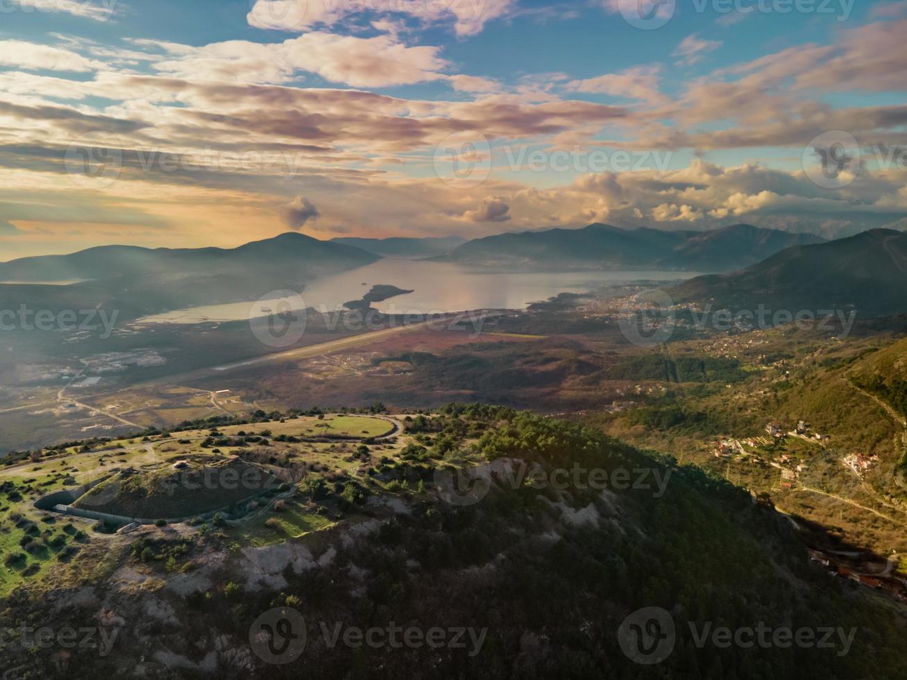 fotografia aerea vista sul campo verde e sulla baia di tivat e aeroporto in montenegro foto