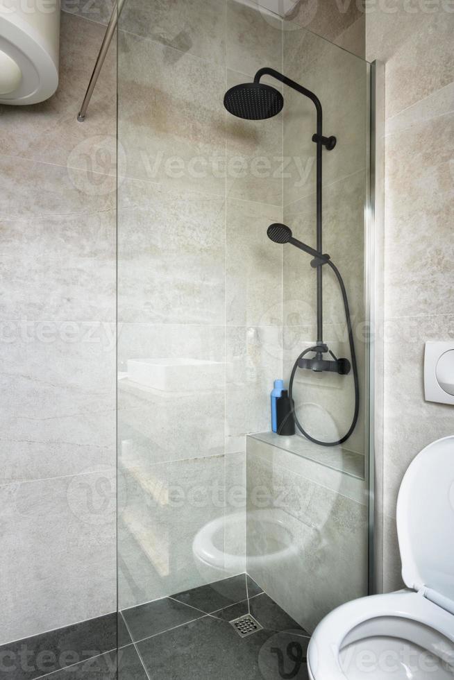 appartamento mansardato, bagno moderno, interior design dell'appartamento con vecchie travi in legno e mobili rustici, elegante ceramica italiana in granito. foto