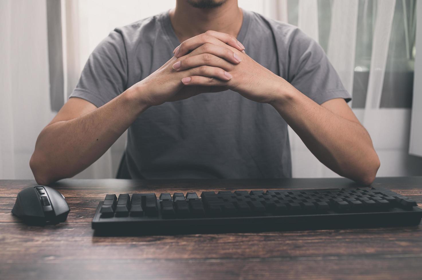 uomo d'affari che si tiene per mano, pensando a risolvere i problemi di lavoro foto