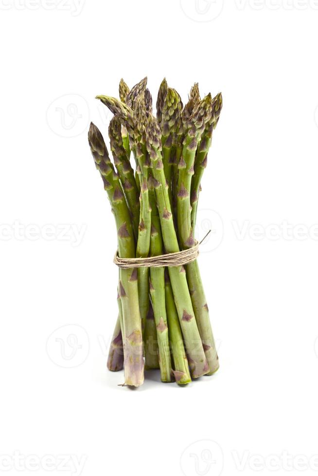 mazzo di asparagi freschi crudi da giardino isolati su sfondo bianco. verdure verdi primaverili. foto