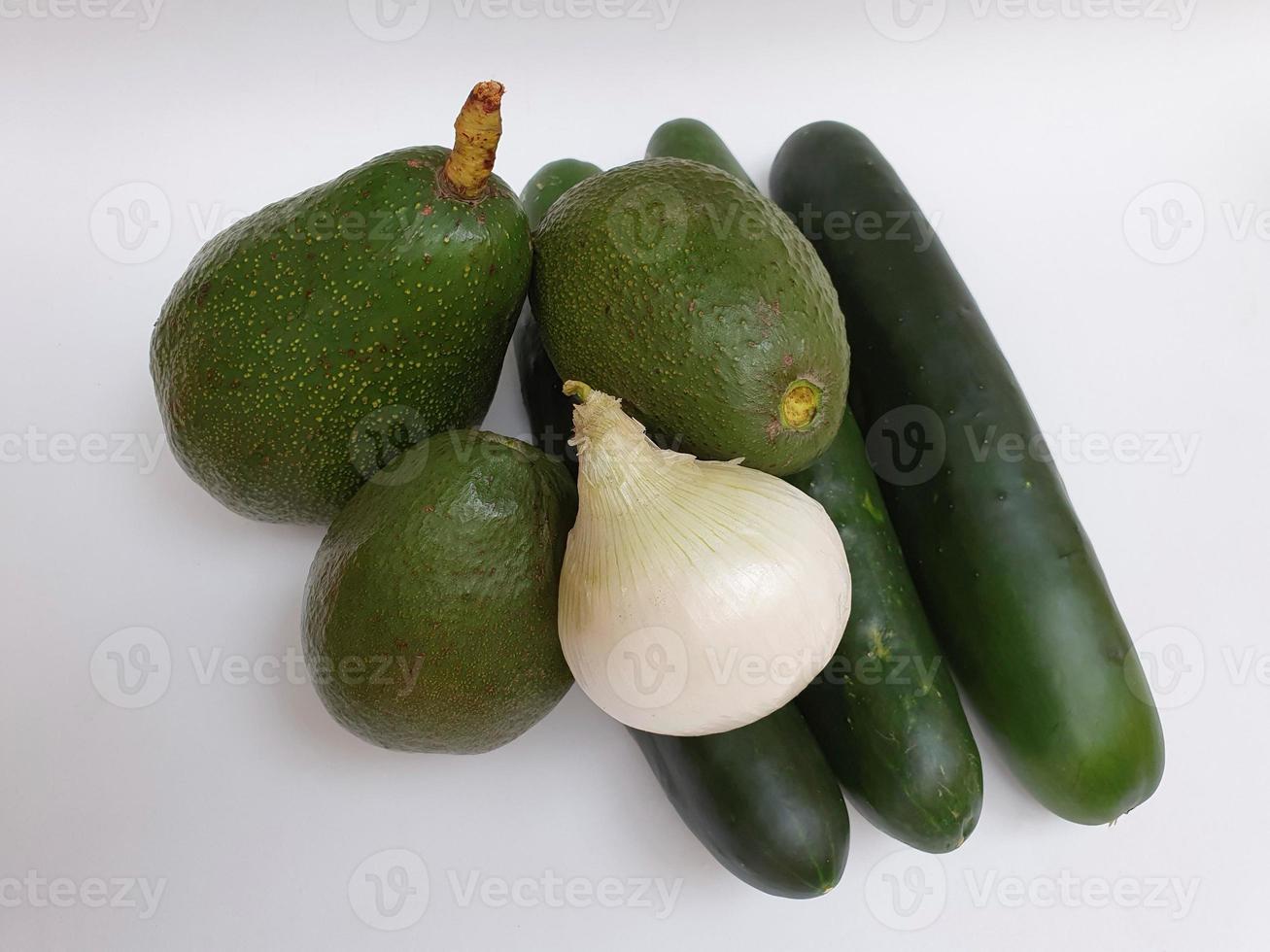 varietà di verdure fresche di origine naturale per preparare cibo vegetariano foto