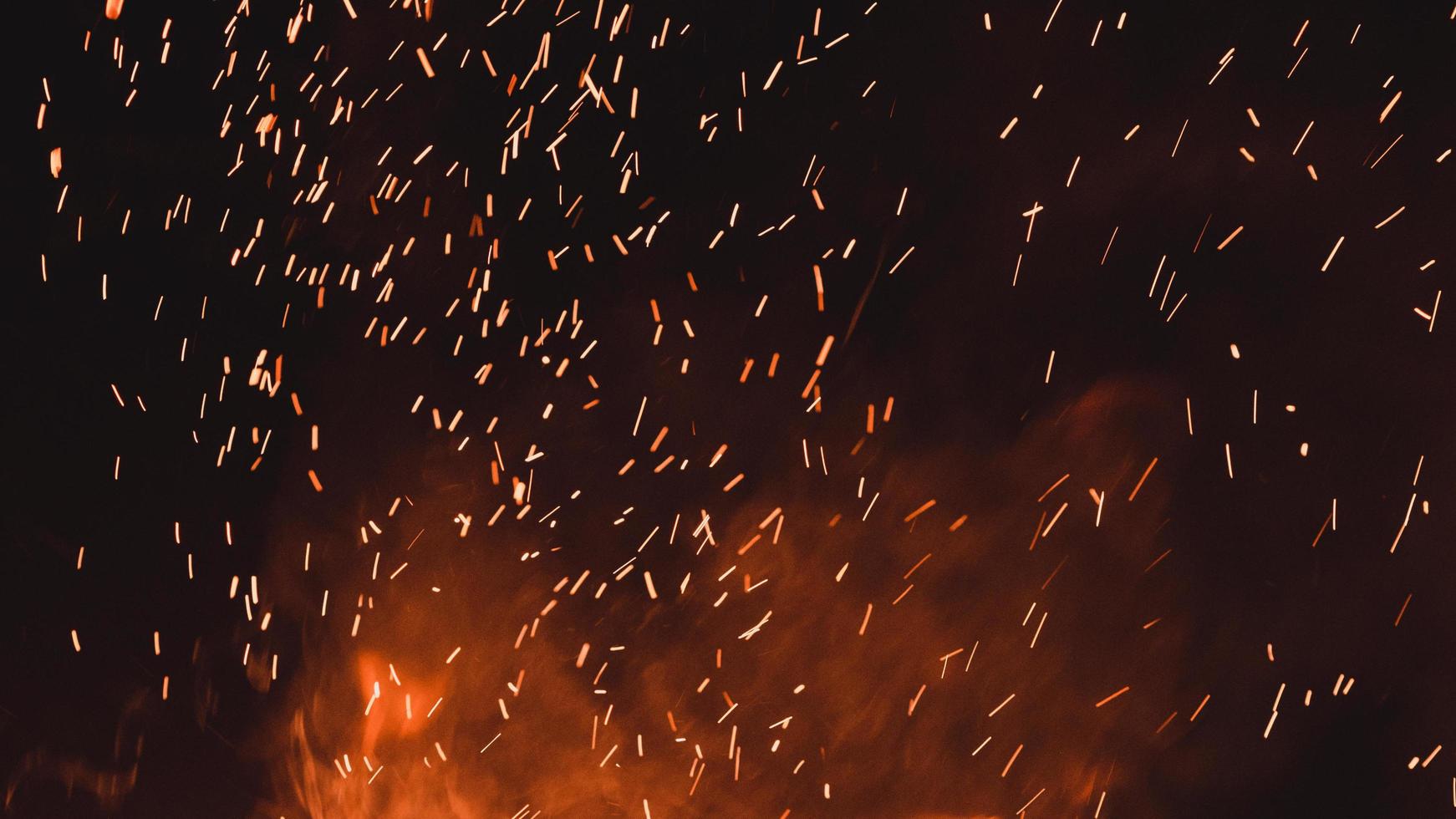 primo piano di scintille di fuoco, scintille su sfondo nero, stravaganza di fuoco, magia con scintille. foto