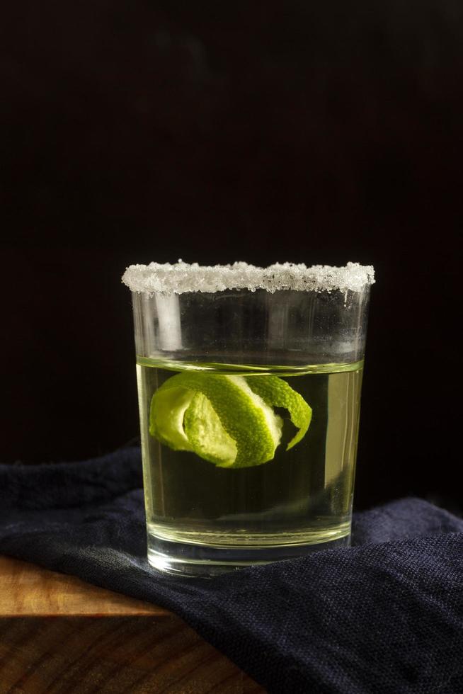 delizioso sfondo di assortimento di bevande alcoliche mezcal foto