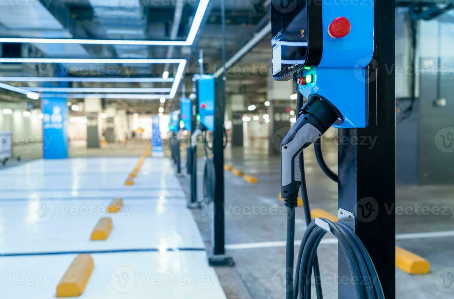 stazione di ricarica per auto elettriche per caricare la batteria ev. presa per veicolo con motore elettrico. ev caricatore. energia pulita. punto di ricarica presso parcheggio auto. potere verde. futura tecnologia di trasporto. foto