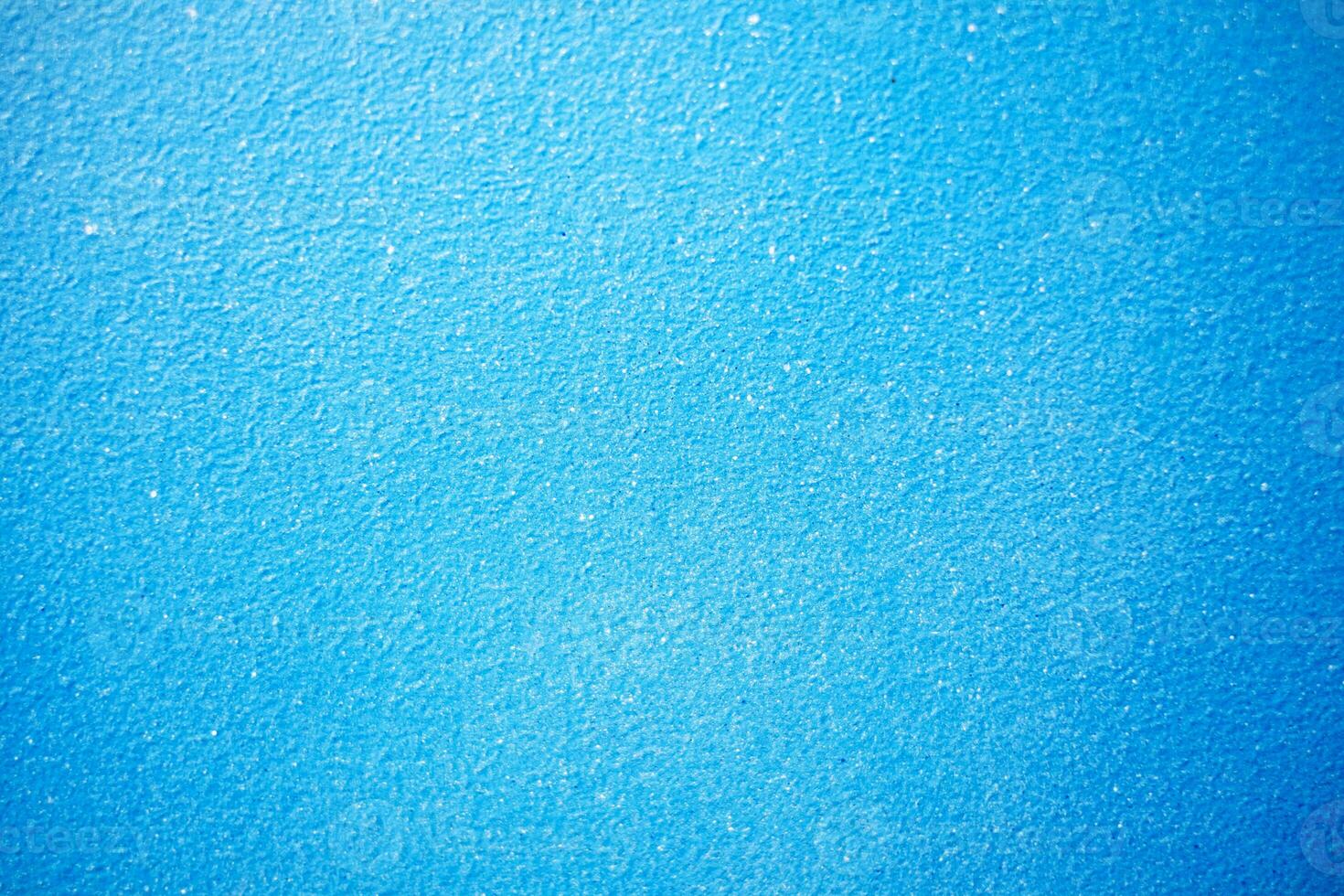 astratto leggero blu stucco sfondo. parete edificio vicino su. ruvido superficie gesso struttura con copia spazio per design foto