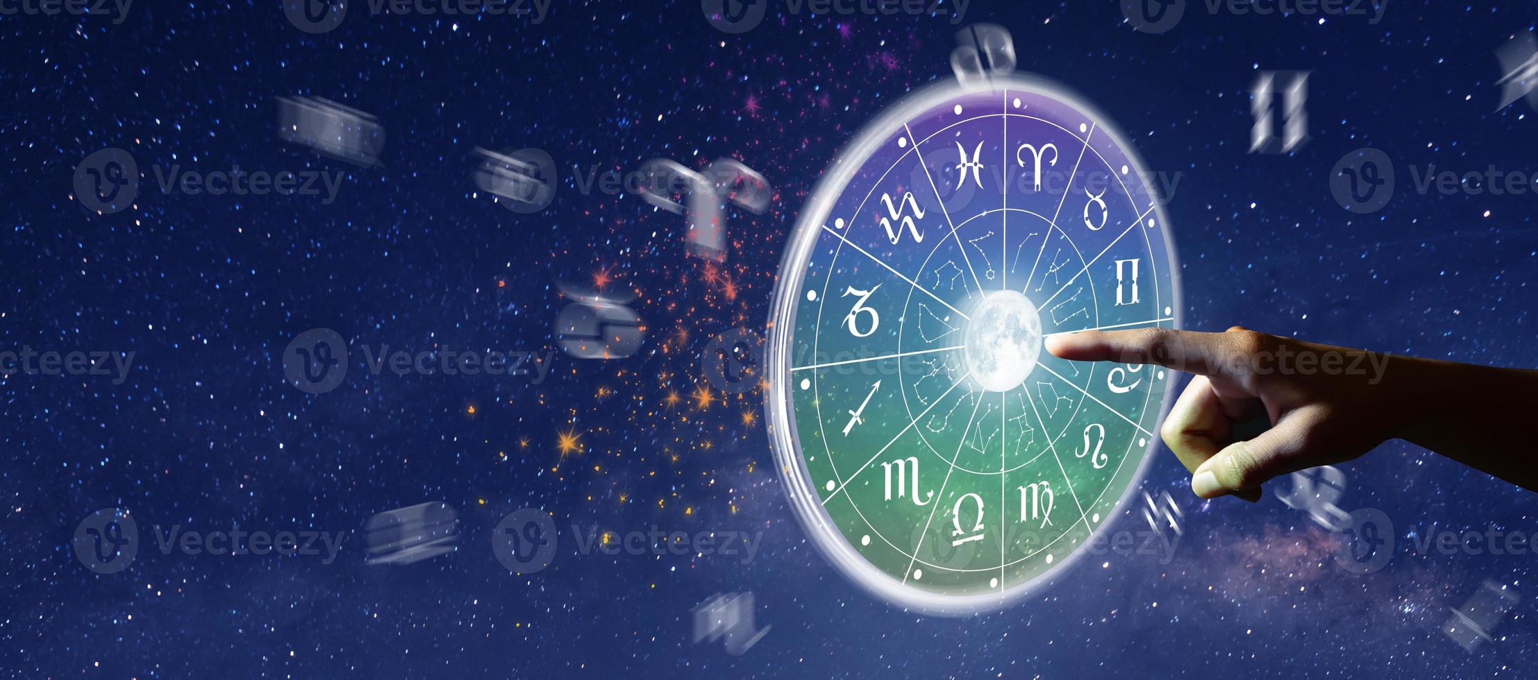 segni zodiacali astrologici all'interno del cerchio dell'oroscopo foto