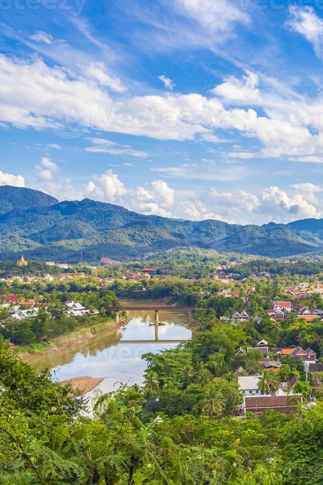 città di luang prabang in laos panorama del paesaggio con il fiume mekong. foto