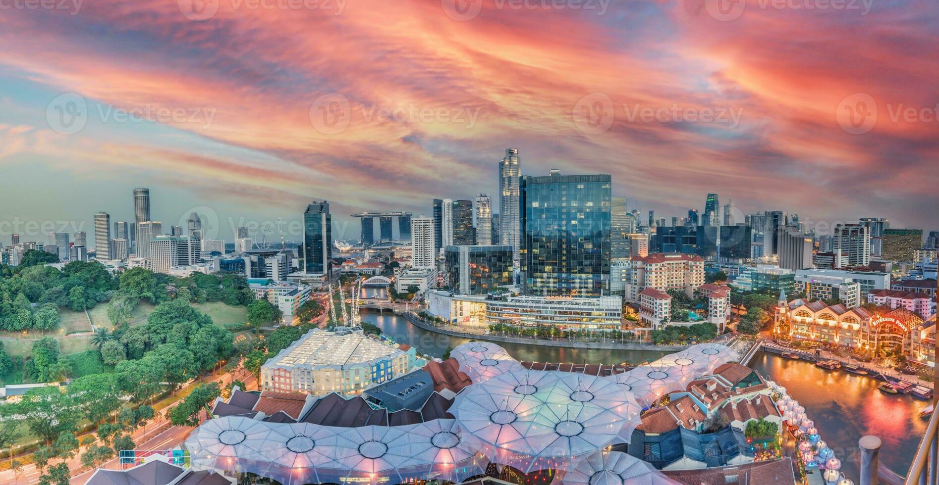 panoramico Visualizza di Singapore orizzonte con Clark banchina divertimento quartiere foto