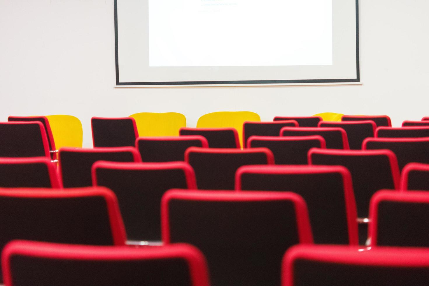 sala conferenze vuota.preparazione per la presentazione aziendale foto