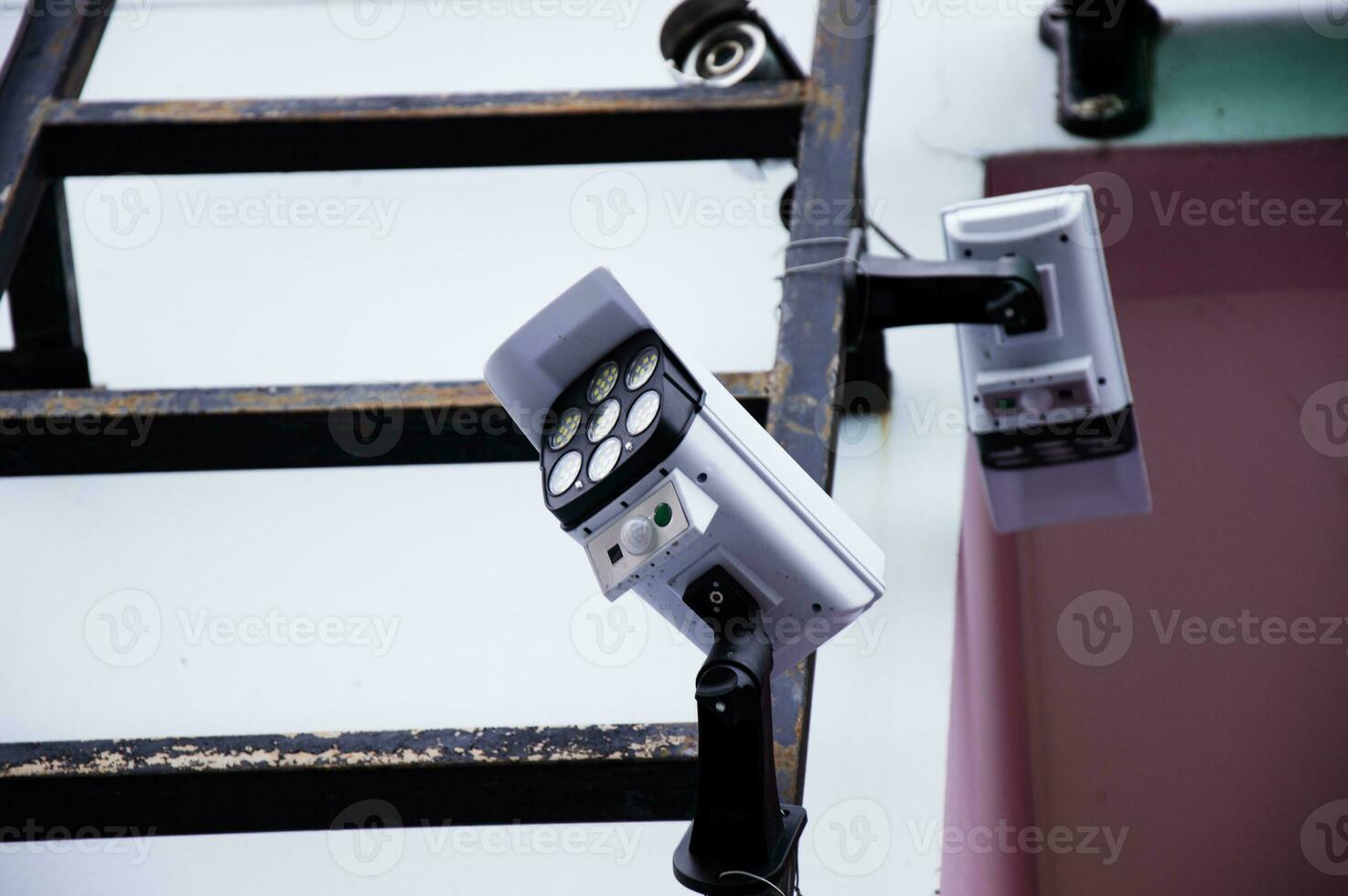 parte inferiore Visualizza di un' solare lampadina sagomato piace un' sorveglianza telecamera foto