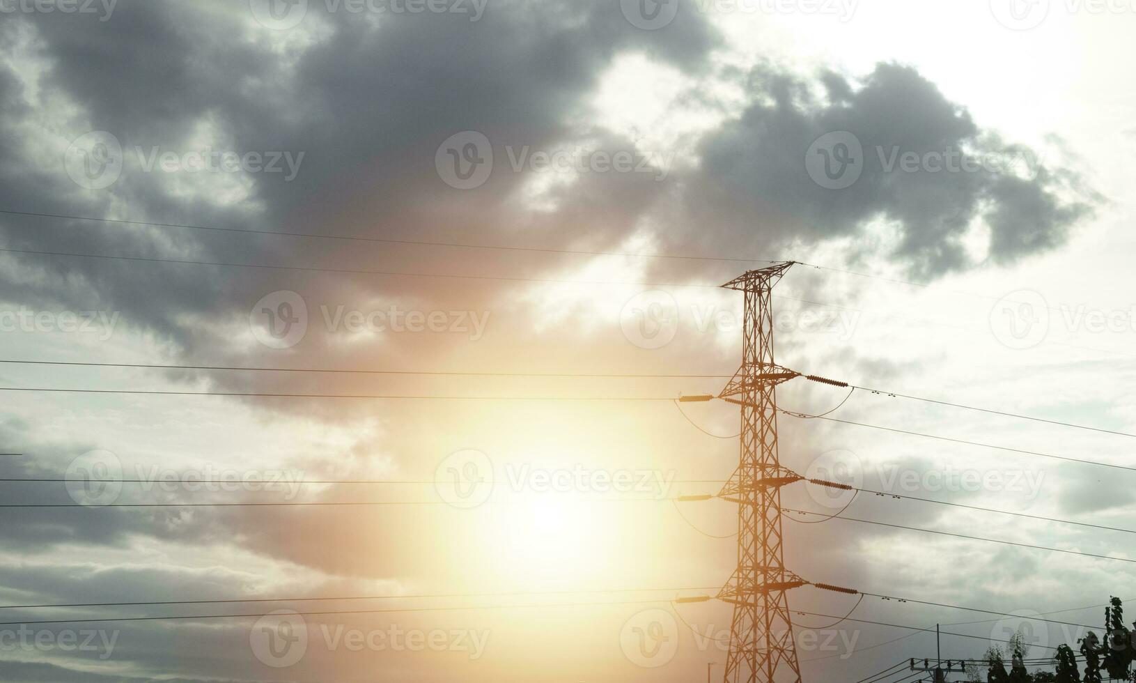 alto voltaggio torri a tramonto sfondo. energia Linee contro il cielo foto