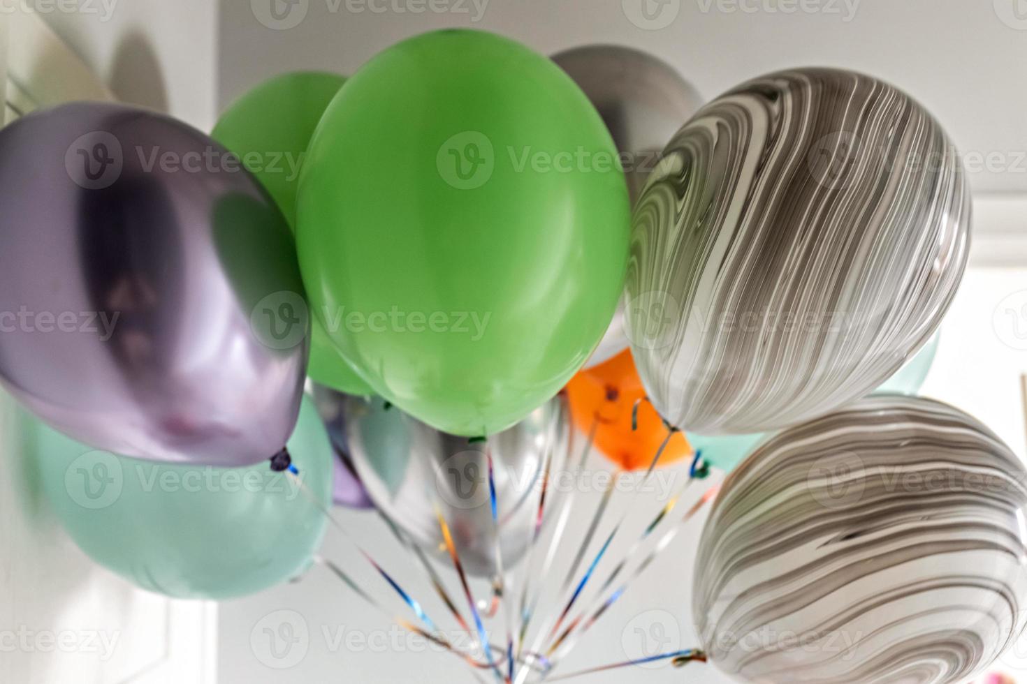 palloncini colorati in un fascio foto