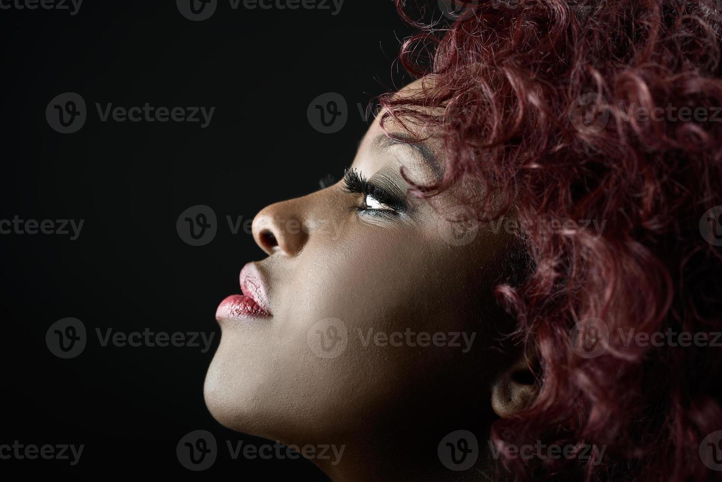 bella donna nera su sfondo nero. girato in studio foto