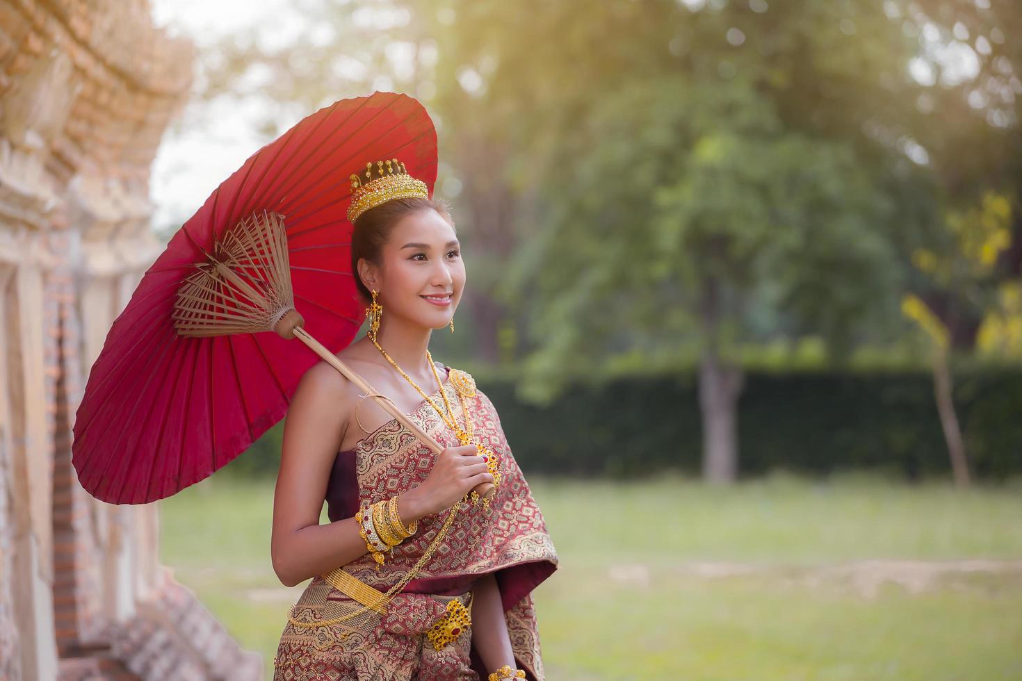 bella donna tailandese che indossa abiti tradizionali tailandesi. foto