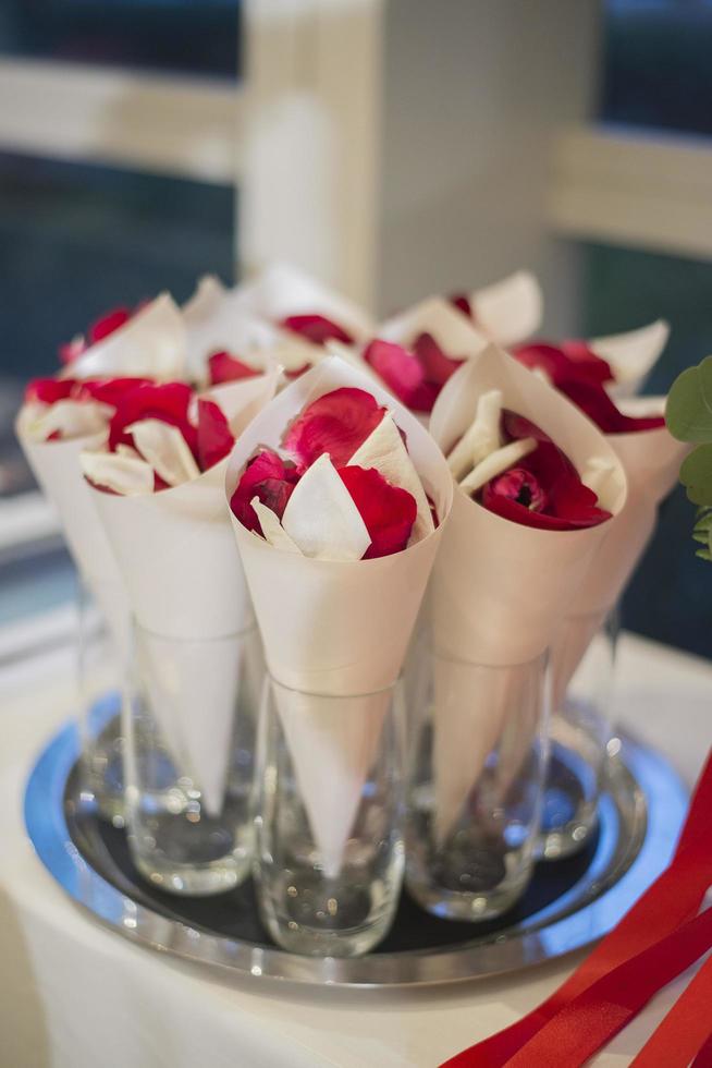 il fiore rosso del matrimonio decora lo sfondo foto