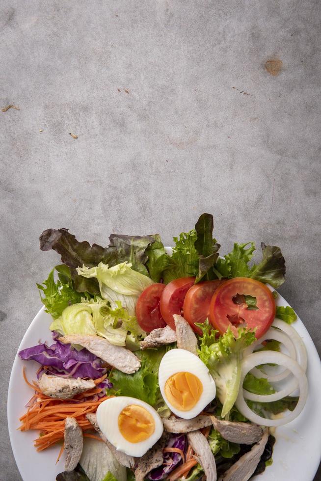 insalata di verdure su un tavolo di cemento foto