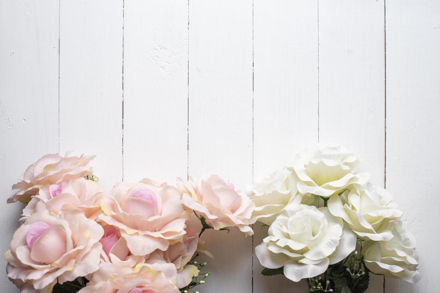 sfondo di fiori di nozze su legno bianco foto