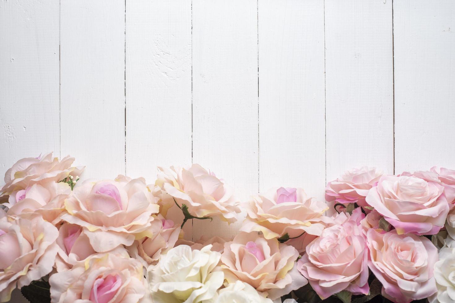 sfondo di fiori di nozze su legno bianco foto