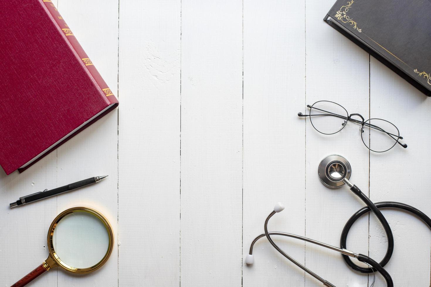 concetto di educazione medica con libro e stetoscopio foto