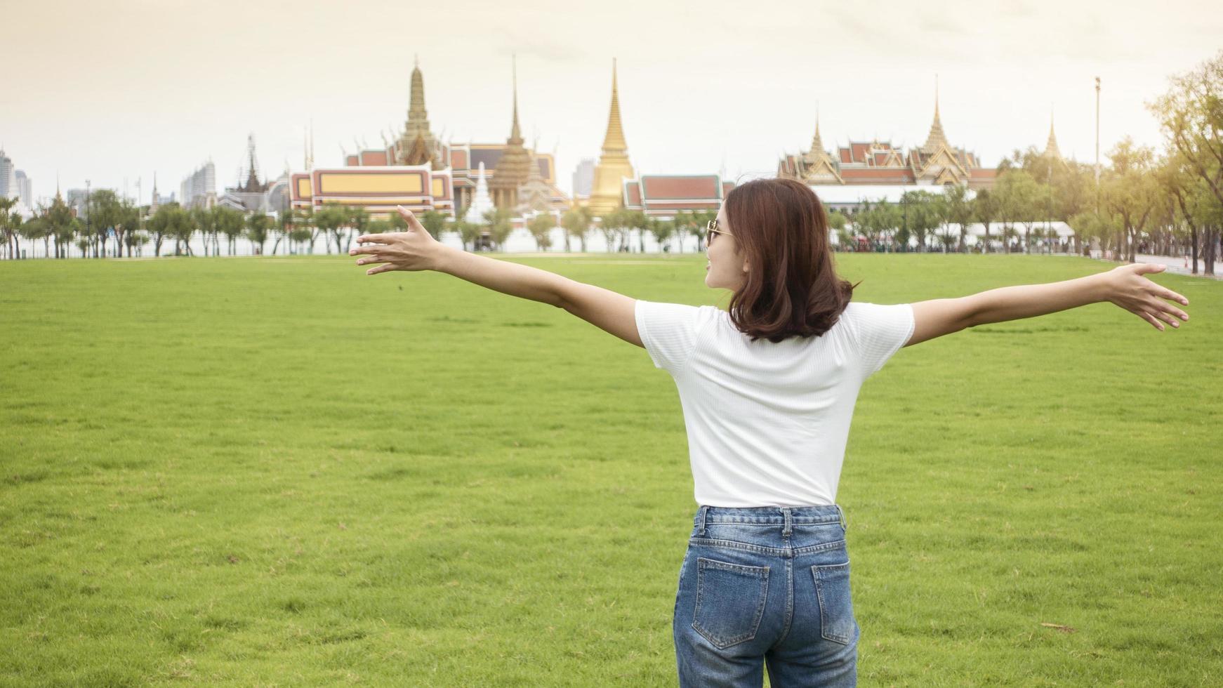 bella donna viaggiatrice a bangkok? foto