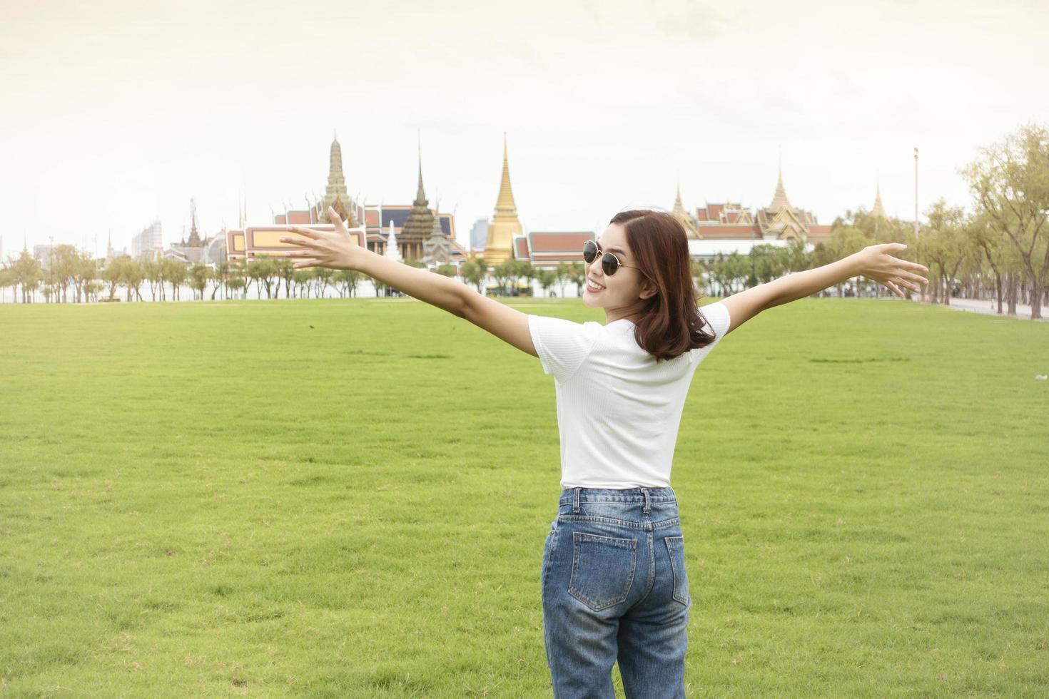 bella donna viaggiatrice a bangkok? foto