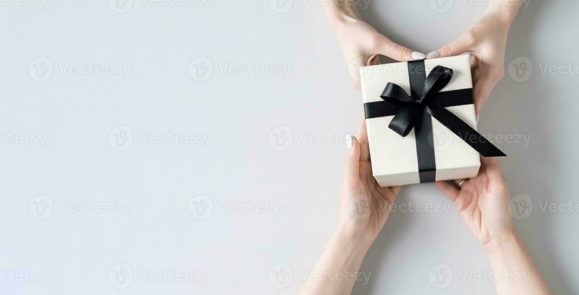 mano Tenere bianca regalo scatola nel rosso sfondo con copia spazio ai generato foto