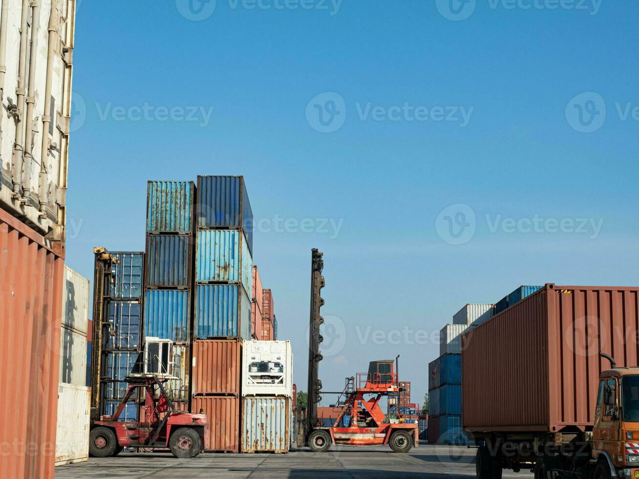 contenitore blu arancia colore carrello elevatore a forca gru carico logistica industria importare esportare consegna commercio globale Caricamento in corso camion commercio Conservazione bene bacino magazzino economia In tutto il mondo pila scatola pesante nolo nave foto