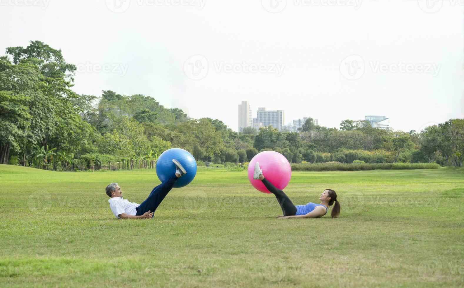 anziano uomo e il suo figlia è godere fare esercizio con Palestra palla nel verde natura, concetto per anziano persone attività, famiglia relazione foto