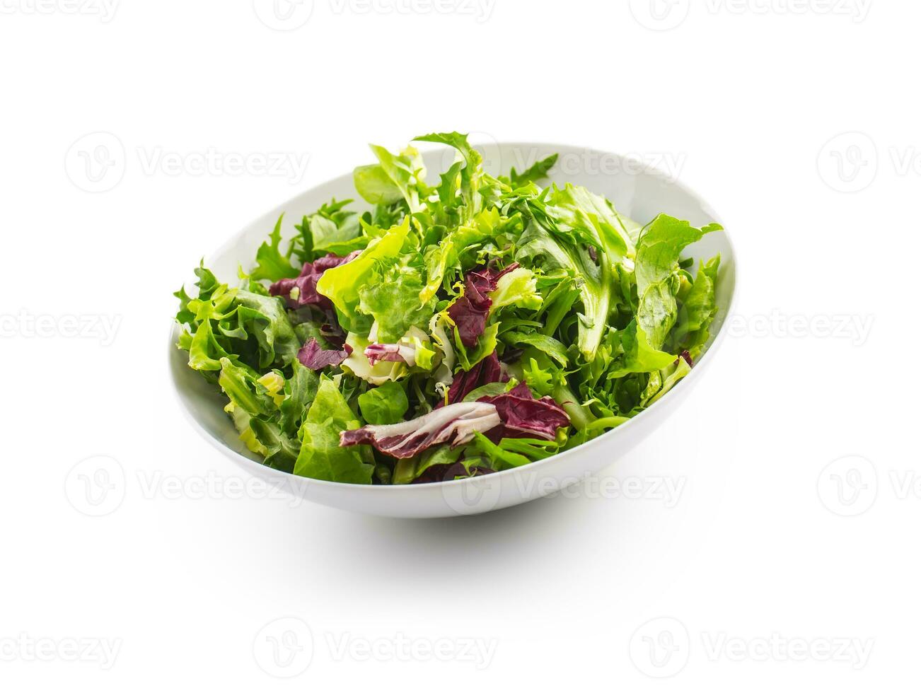 insalata isolato su bianca. un' ciotola di fresco lattuga verde insalata al di sopra di bianca con ombra foto