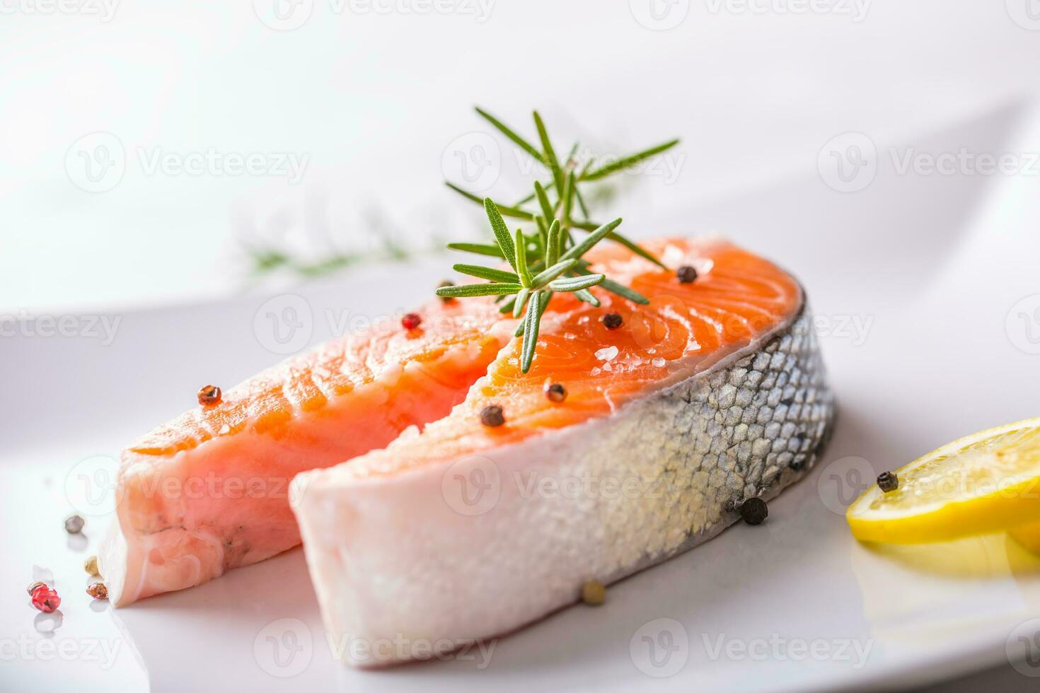 salmone. crudo salmone bistecca con rosmarino Limone sale e Pepe foto