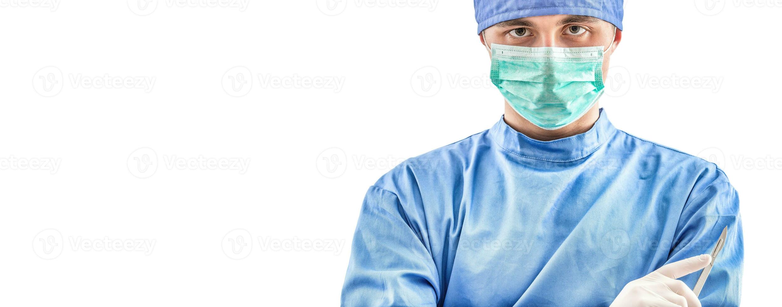 giovane medico chirurgo specialista con bisturi isolato su bianca foto