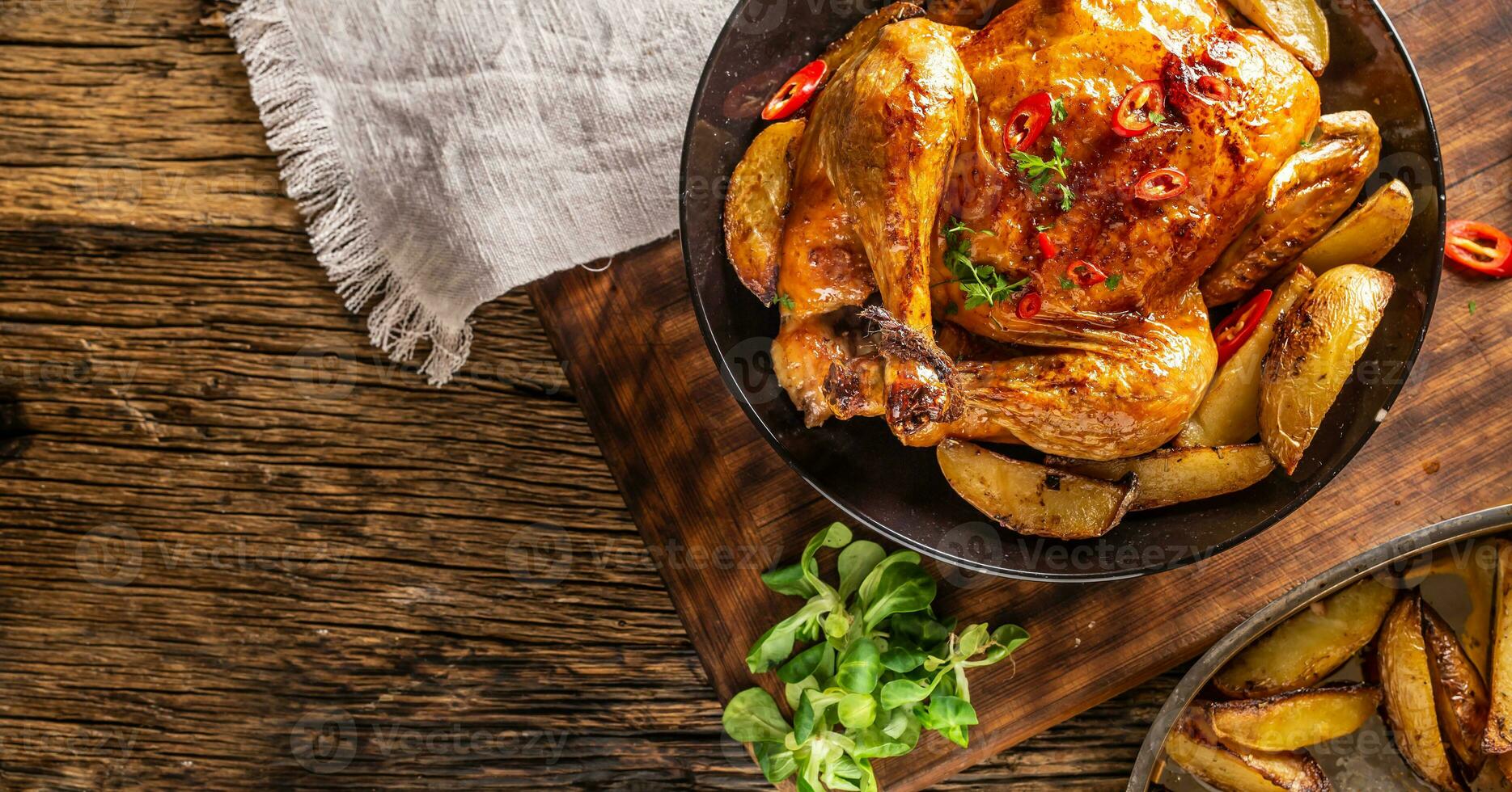 arrostito pollo e americano patate con chili peperoni e erbe aromatiche - superiore di Visualizza foto