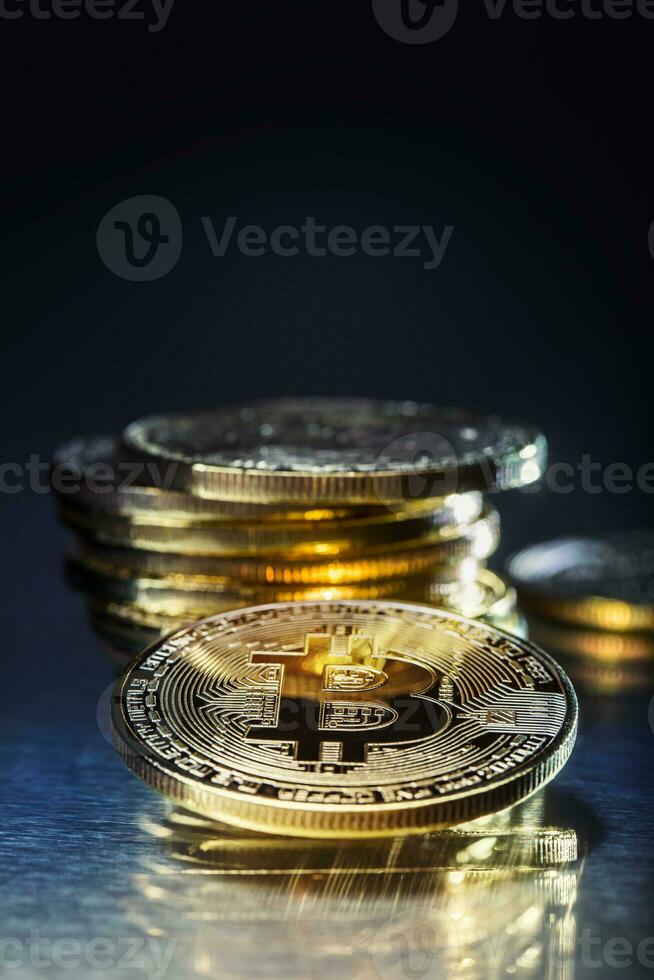 bitcoin. d'oro e argento bitcoin - virtuale criptovaluta foto