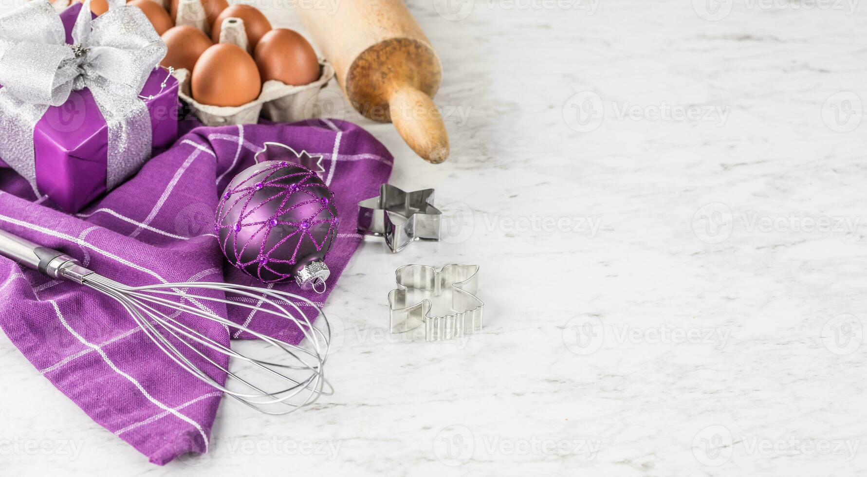 Natale cottura al forno viola i regali decorazioni uova e cucina utensile. foto