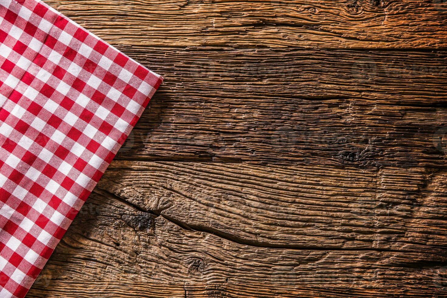 rosso scacchi cucina tovaglia su rustico di legno tavolo foto