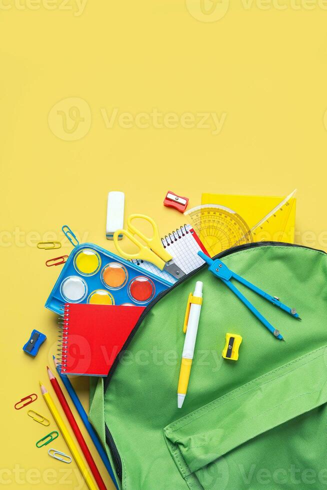 vista dall'alto dello zaino scolastico e del materiale scolastico con spazio per il testo. concetto di ritorno a scuola foto