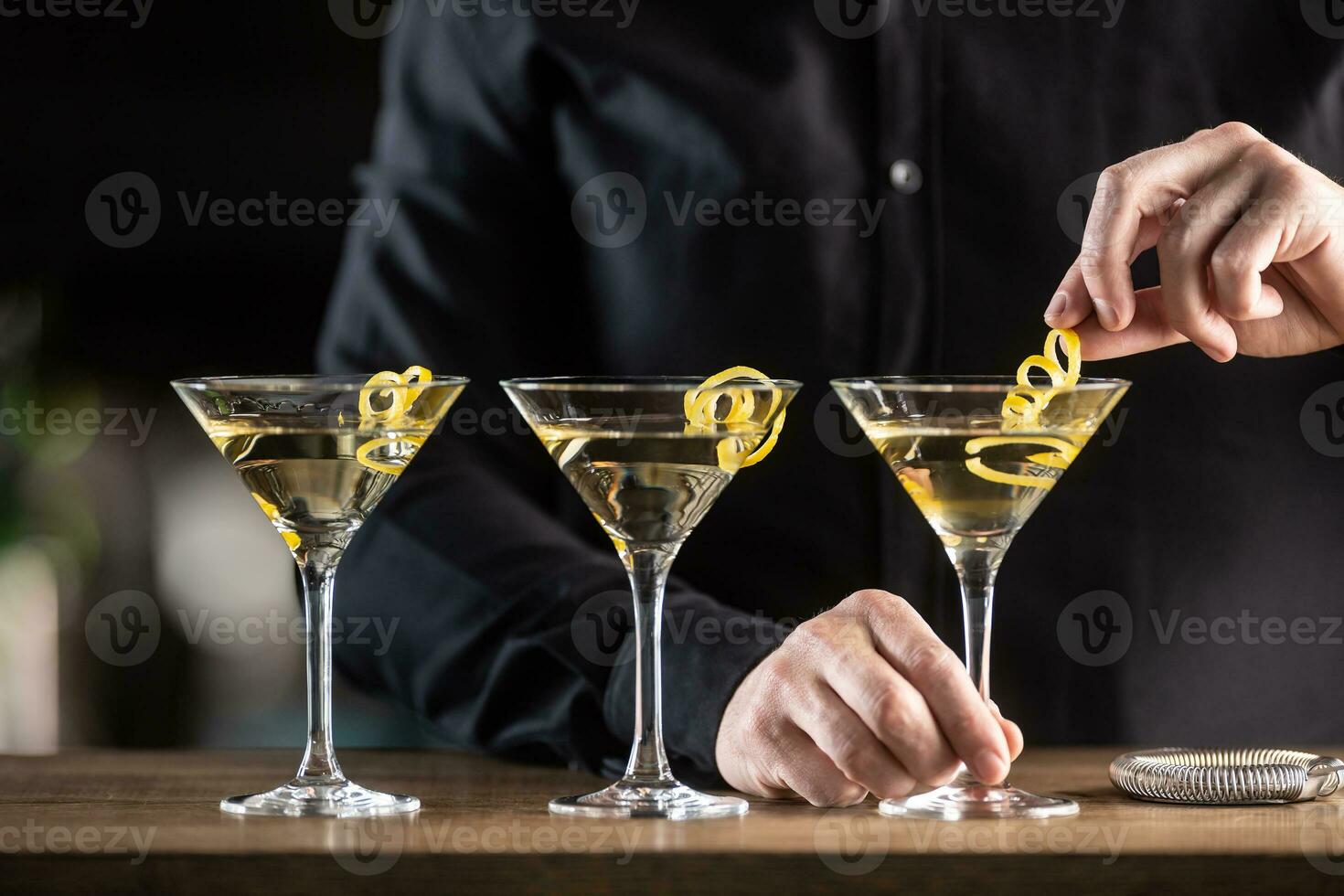 asciutto Martini corto bevanda cocktail con Gin, asciutto vermut e un' Limone gusto contorno foto