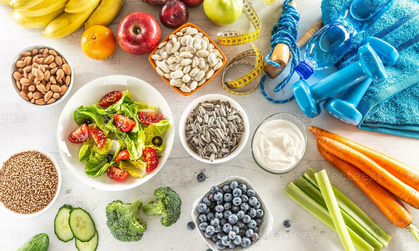 selezione di salutare Alimenti, la verdura, frutta, mandorle, insalata, esercizio utensili e misurazione nastro foto