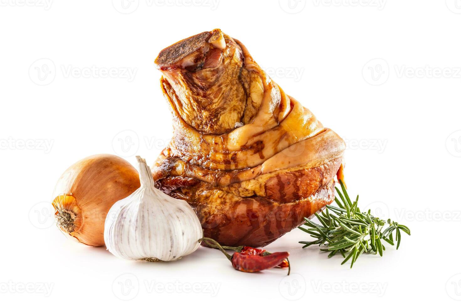 affumicato Maiale bavarese ginocchio con rosmarino chili peperoni cipolla e aglio isolato su bianca sfondo foto