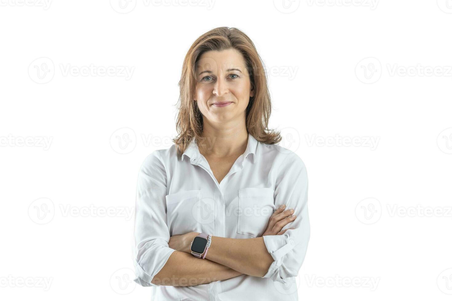 ritratto di fiducioso donna d'affari con attraversato braccia su isolato bianca sfondo foto