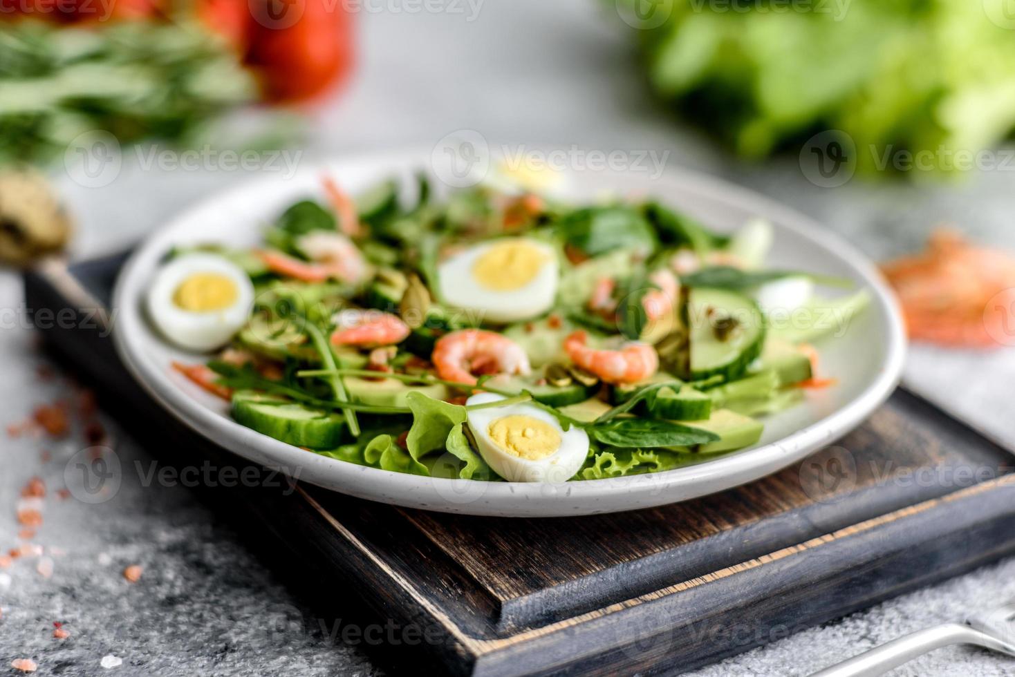 insalata con gamberi, avocado, cetriolo, semi di zucca e semi di lino con olio d'oliva foto