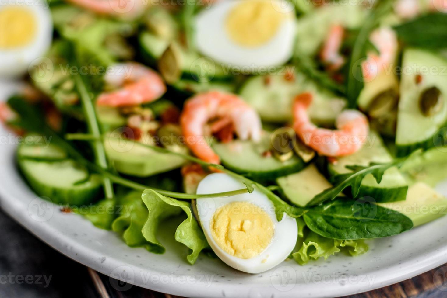 insalata con gamberi, avocado, cetriolo, semi di zucca e semi di lino con olio d'oliva foto