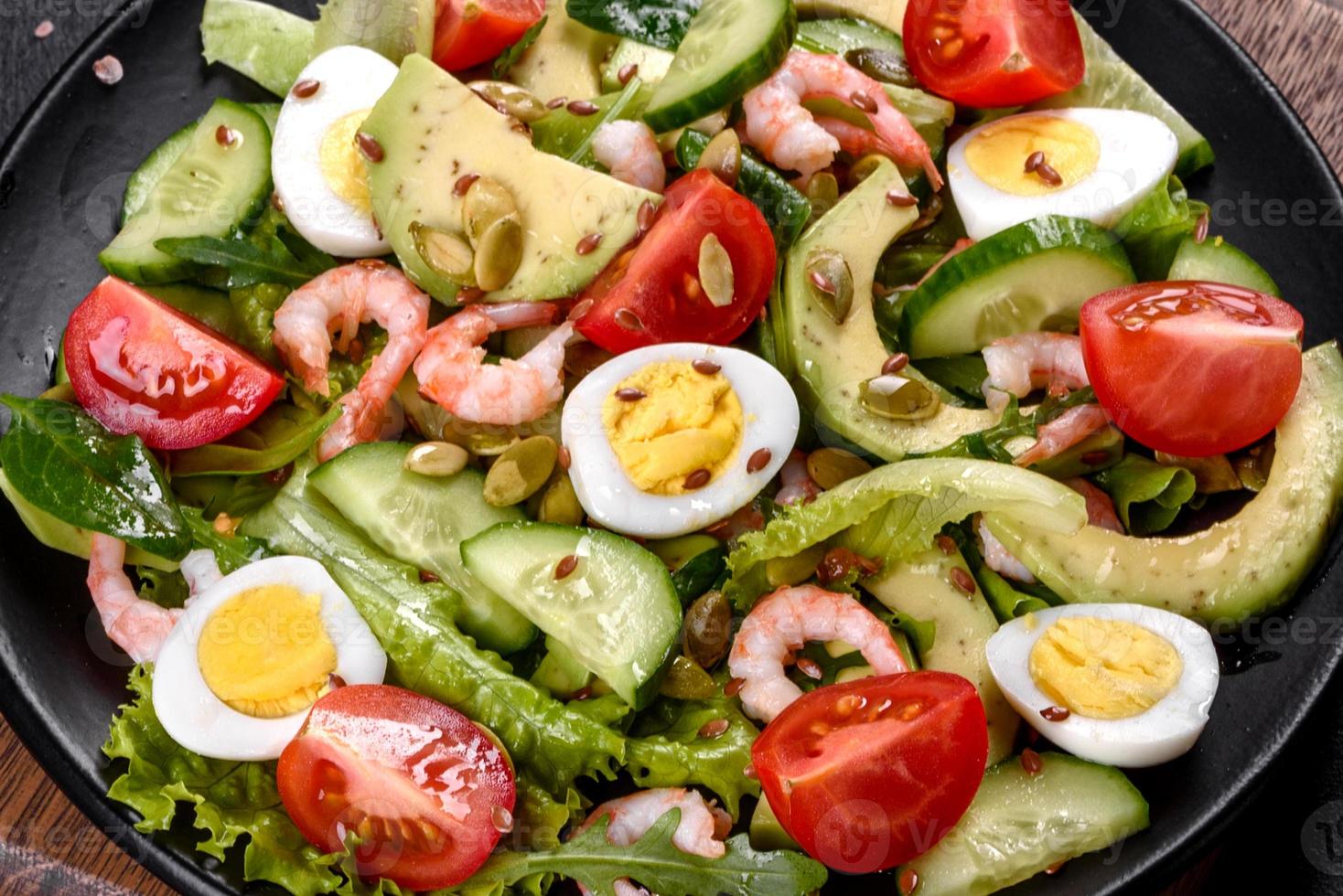 insalata con gamberi, avocado, cetriolo, semi di zucca e semi di lino con olio d'oliva foto