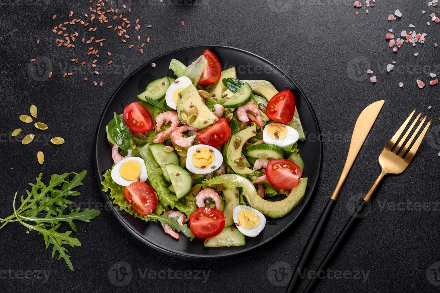 insalata con gamberi, avocado, cetriolo, semi di zucca e semi di lino con olio d'oliva foto