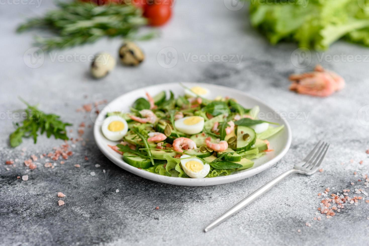 insalata con gamberi, avocado, cetriolo, semi di zucca e semi di lino con olio d'oliva foto