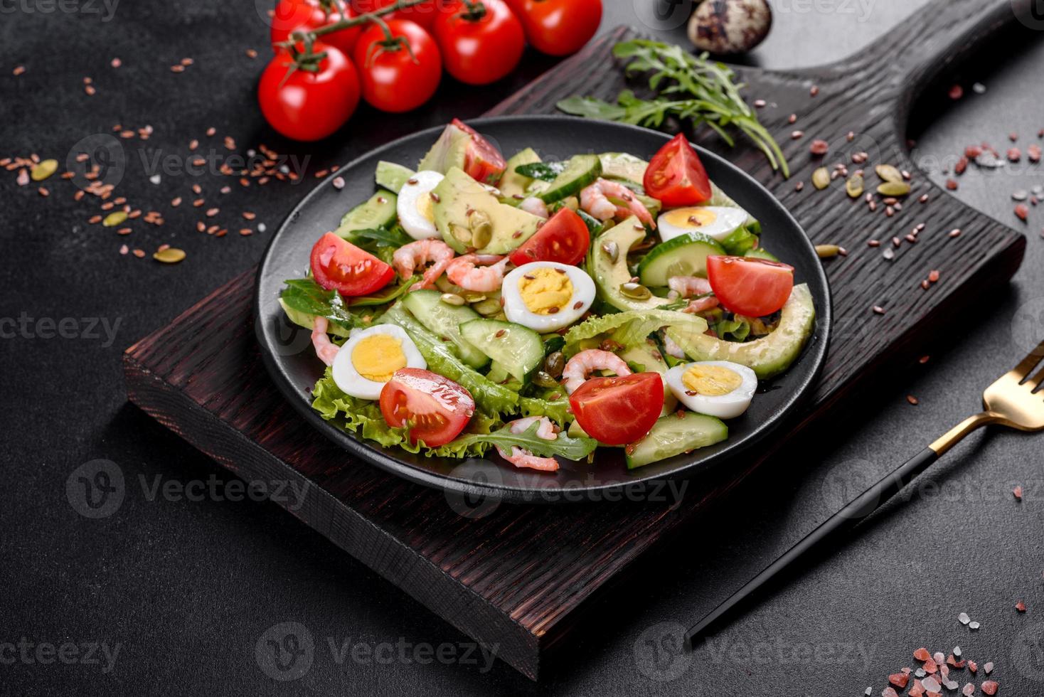 insalata con gamberi, avocado, cetriolo, semi di zucca e semi di lino con olio d'oliva foto