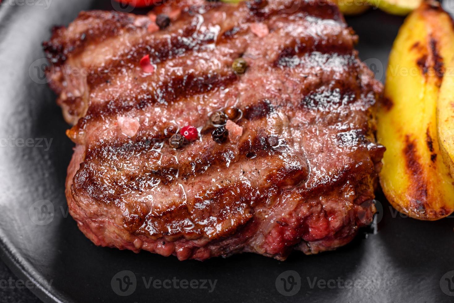 bistecca di manzo fresca e succosa su uno sfondo scuro foto