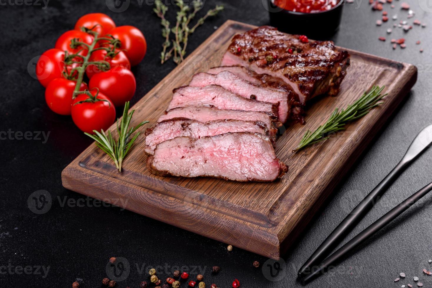 bistecca di manzo fresca e succosa su uno sfondo scuro foto