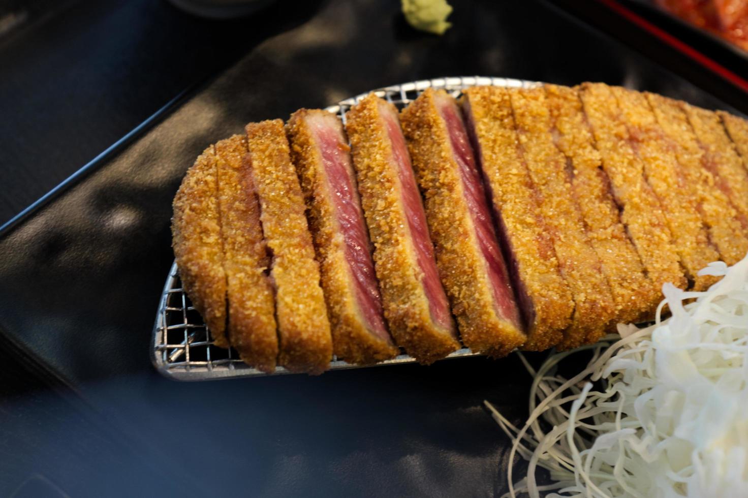 bistecca gyukatsu di manzo croccante fritta servita con riso foto